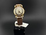 gros plan d'une montre-bracelet sur une surface noire