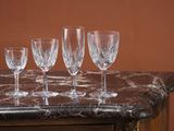 quatre verres à vin posés sur une table en marbre