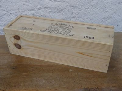une boîte en bois avec une étiquette sur une table