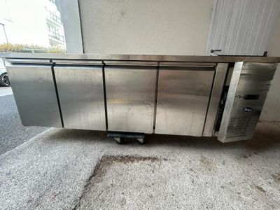 un comptoir en acier inoxydable muni de quatre portes