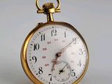 une montre de poche en or avec un cadran blanc et des chiffres