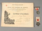un certificat sur lequel figure une croix rouge à côté d'une médaille et d'une autre médaille