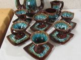 de nombreuses pièces de poterie posées sur une table blanche