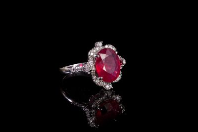 bague ovale en rubis et diamants sur fond noir