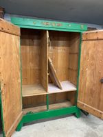 Armoire en pin peinte en vert, ornements de bronze d'époque … (photo 4)