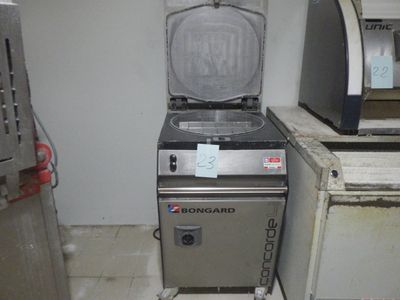 une photo d'une cuisine avec une cuisinière et un grille-pain