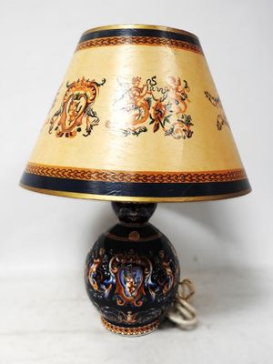 une lampe posée sur une table