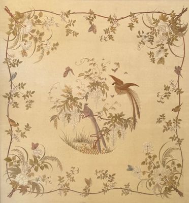 une photo représentant une image d'oiseaux et de fleurs accrochée au mur