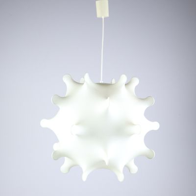 une lampe blanche suspendue au plafond