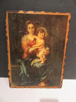 une peinture représentant une femme tenant un bébé sur ses genoux