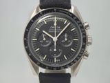 une image montrant un gros plan d'une montre-bracelet avec un bracelet noir