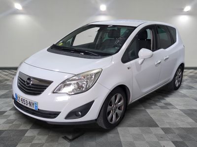 la photo d'une petite voiture blanche garée dans un garage