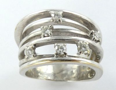 un gros plan d'une bague sertie de diamants