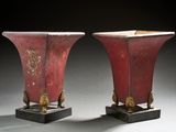 deux vases rouges posés l’un sur l’autre