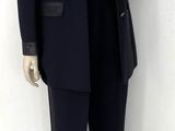 un mannequin en costume-cravate exposé