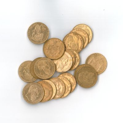 une pile de pièces d'or sur une surface blanche