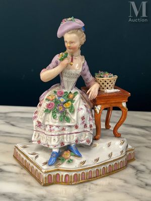 une figurine représentant une femme assise sur une table