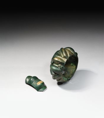 un objet vert posé par terre