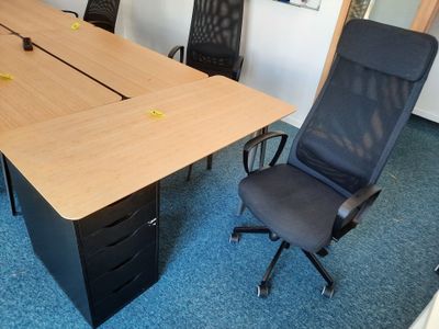 un bureau avec une chaise et une table posée au milieu