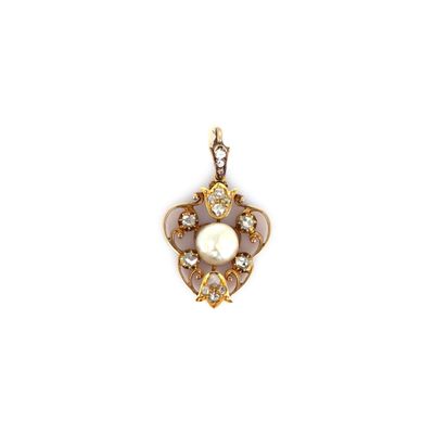 un gros plan d'un pendentif en perle et diamants sur fond blanc