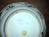 une assiette blanche ornée de motifs bleus et jaunes