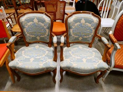 many chairs that are sitting in a room together