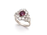 une bague à rubis et diamants