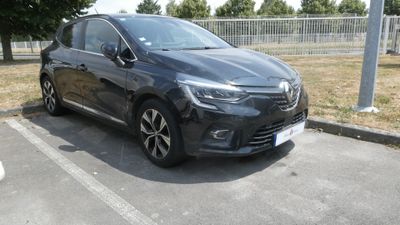la photo d'une voiture noire garée dans un parking
