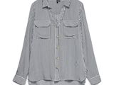 une femme portant une chemise rayée à col boutonné