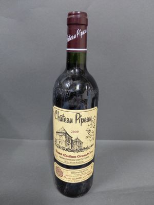 une bouteille de vin posée sur une table