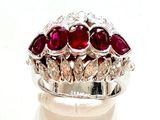 bague en rubis et diamants sur fond blanc