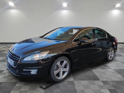 la voiture noire est garée dans le garage sur le sol en damier