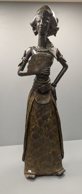 statue d'une femme en robe longue tenant un oiseau