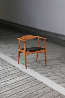 une chaise posée sur le sol d'une pièce