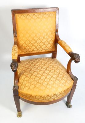 une image représentant une chaise dont l'assise est recouverte d'un tissu jaune