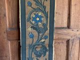 une photo d'une tenture murale décorative accrochée à une porte en bois