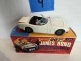 une voiture jouet posée sur une boîte