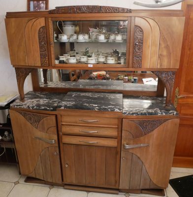 un meuble de cuisine en bois avec un plan de travail en marbre