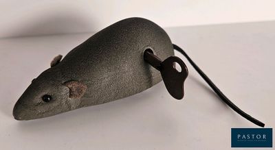 une souris posée sur une surface blanche