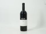 une bouteille de vin posée sur une table