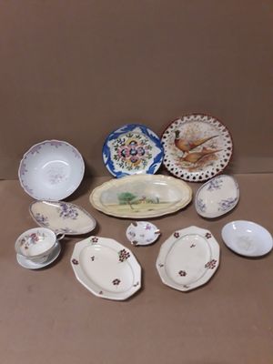 plusieurs assiettes et bols posés sur une table