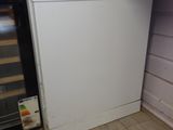 une image d'une cuisine avec un réfrigérateur et un lave-vaisselle