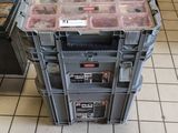 une grande boîte en plastique contenant de nombreux objets divers