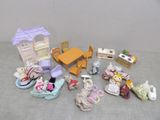 un grand nombre de jouets posés sur une table