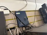 un ordinateur portable et un téléviseur posés sur un bureau