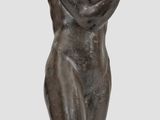 une image représentant une statue d'une femme tenant un bébé dans ses bras