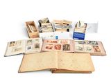 un livre ouvert posé sur une table blanche, à côté d'une pile de timbres