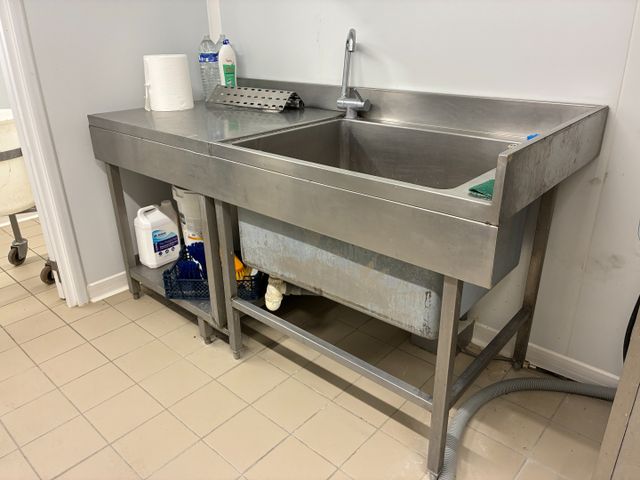 Plonge inox un bac égouttoir gauche, avec robinetterie