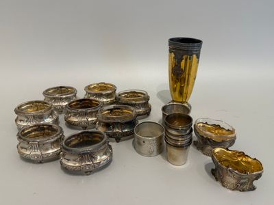 beaucoup de coupes en argent et de coupes en argent sur la table