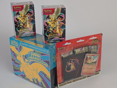trois boîtes de cartes à collectionner Pokémon sont empilées les unes sur les autres